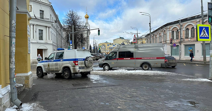 На месте работали саперы: в центре Ярославля полиция эвакуировала ресторан_234088