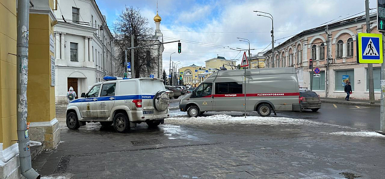 На месте работали саперы: в центре Ярославля полиция эвакуировала ресторан_234088