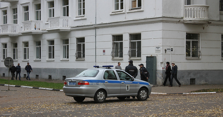 В центре Ярославля у кафе ограбили мужчину