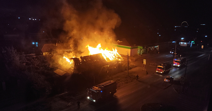 В Ярославле сгорел расселенный деревянный дом_250144