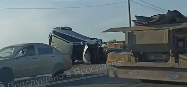 На Суринском путепроводе в Ярославле перевернулась легковушка