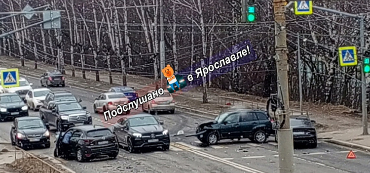 В Ярославле в массовом ДТП пострадала женщина