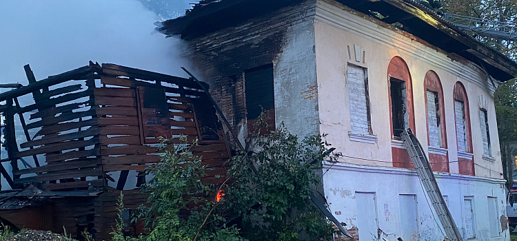 Крупный пожар уничтожил архитектурный памятник в Угличе_302185