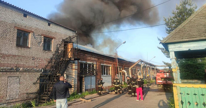 Тушили около 12 часов: в Ярославской области горела мебельная фабрика