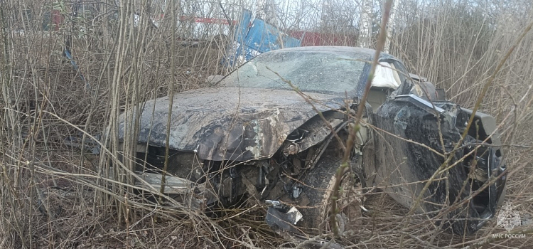 Под Рыбинском иномарка снесла автобусную остановку