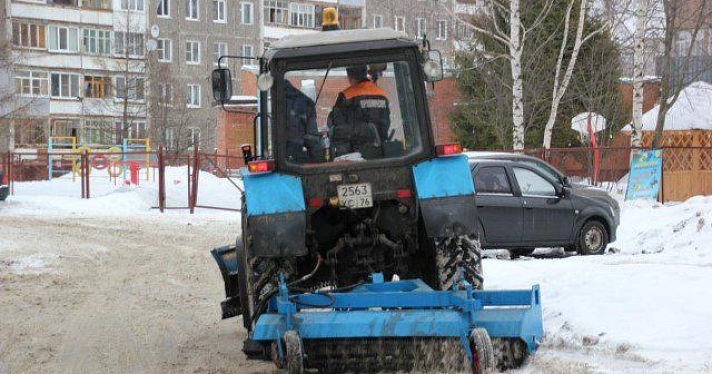 Дзержинский район убирают тракторы с новыми щетками