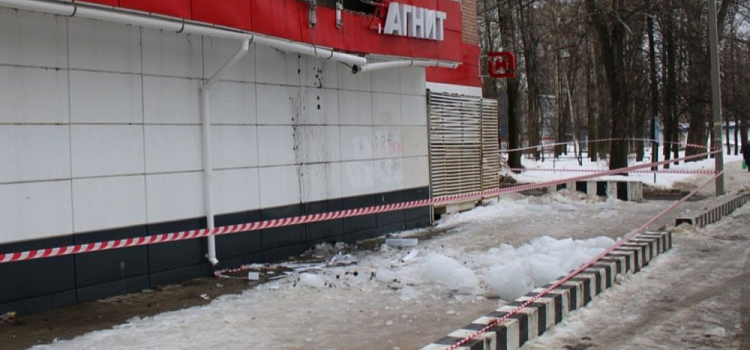 Дети в больнице! В Ярославле на двух девочек с крыши упала глыба льда