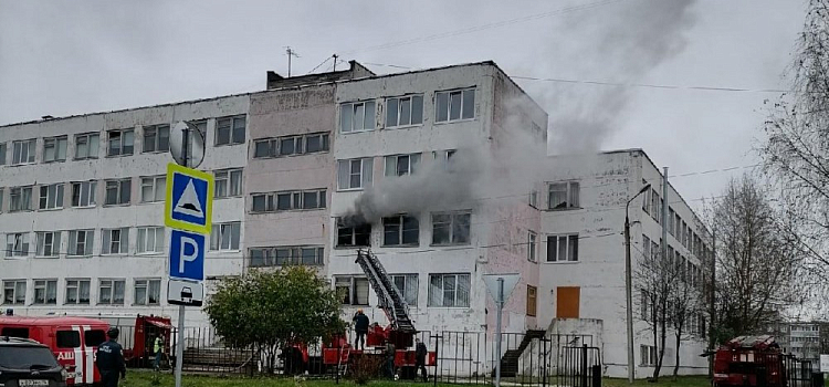 В Ярославской области загорелась школа