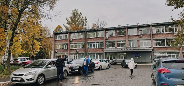 В Ярославле обсудили организацию дополнительных парковочных мест у больницы