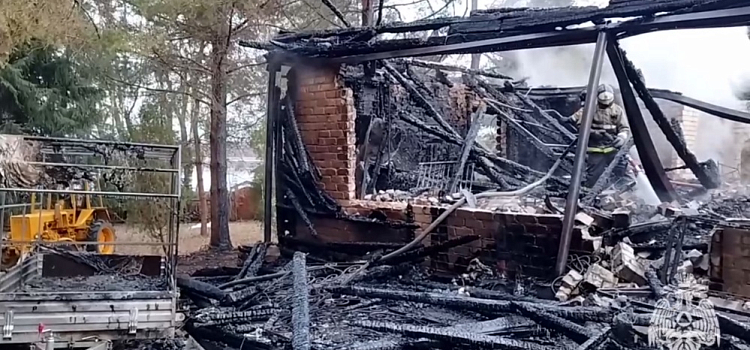 В Ярославской области неизвестные спалили чужой дом, гараж и баню_288305