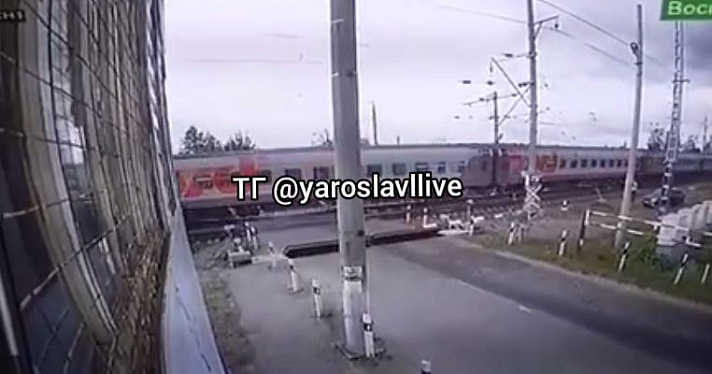На волосок от смерти: ярославец на самокате едва не попал под поезд