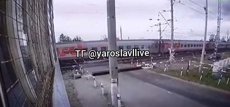 На волосок от смерти: ярославец на самокате едва не попал под поезд