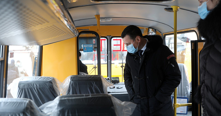 Губернатор передал школьные автобусы и машины неотложной помощи в районы области_170256