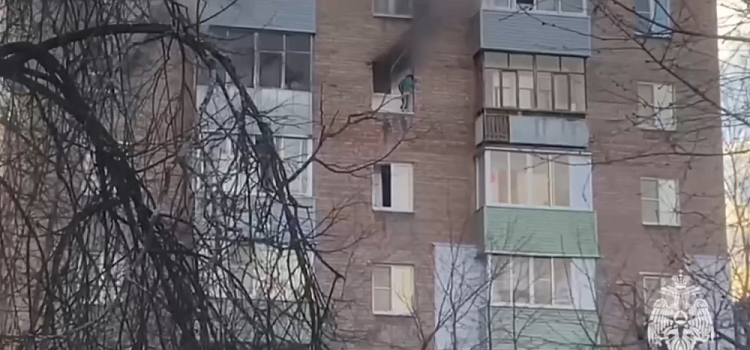 Выбрался на подоконник и ждал помощи: в Ярославле пожарные спасли из горящей квартиры в высотке двоих детей