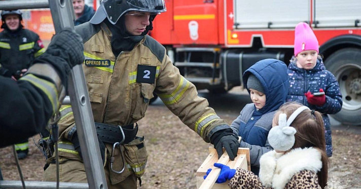 Ярославские пожарные вместе с детьми повесили скворечники в городском парке