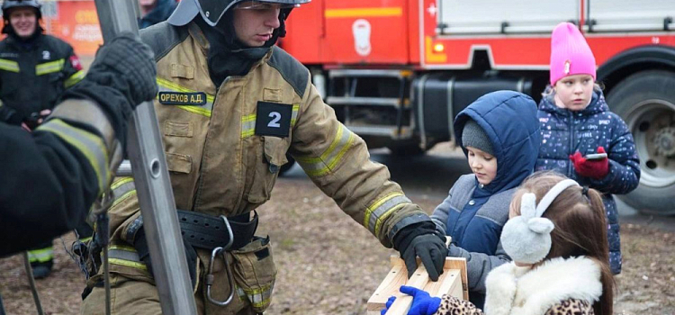 Ярославские пожарные вместе с детьми повесили скворечники в городском парке