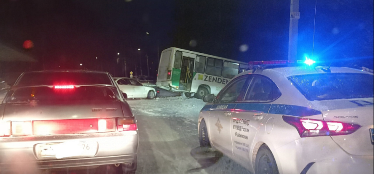 В Рыбинске автобус с пассажирами съехал в кювет_230731