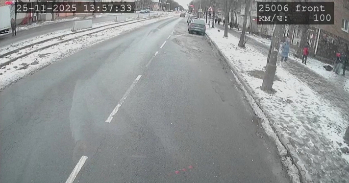 В Ярославле подростки повредили трамвай и электробус, бросив в них лёд