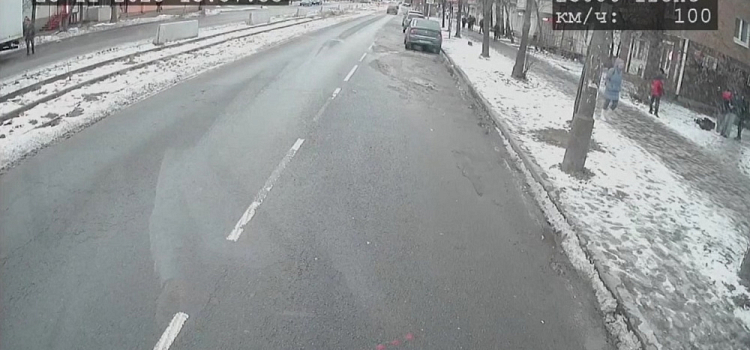 В Ярославле подростки повредили трамвай и электробус, бросив в них лёд