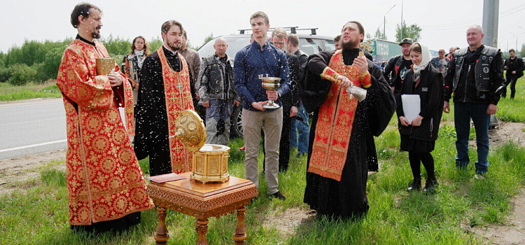 В Ярославле полицейские, батюшки и байкеры провели совместный автопробег_240905