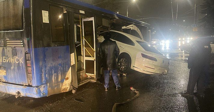 Есть пострадавшие: в Рыбинске легковушка на скорости протаранила автобус_260642
