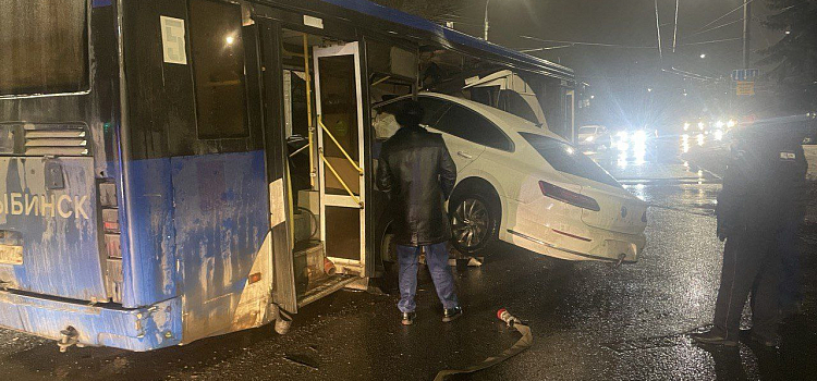 Есть пострадавшие: в Рыбинске легковушка на скорости протаранила автобус_260642