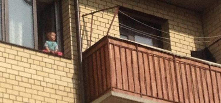 Малыш ходил по подоконнику на 4 этаже: на 26-летнюю мать завели уголовное дело