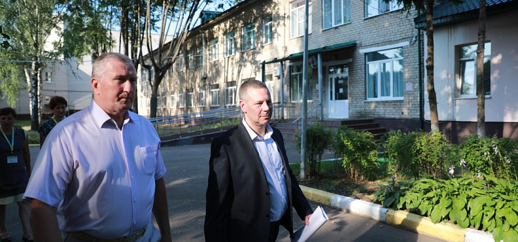 Михаил Евраев обсудил с работниками соцсферы меры поддержки отрасли_216320