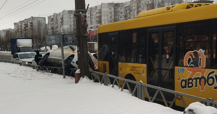 В Ярославле автомобиль такси врезался в автобус_263021
