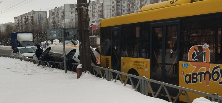 В Ярославле автомобиль такси врезался в автобус_263021