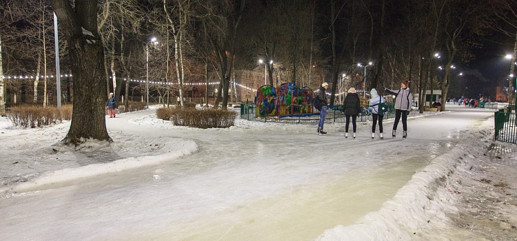 Фото дня. В городском сквере Рыбинска открыли каток_169781