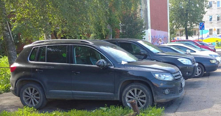 Ярославцев предупредили о штрафах за парковку на газонах, детских, спортивных и контейнерных площадках