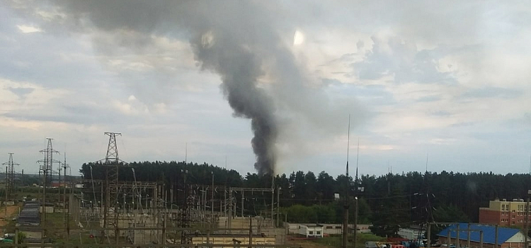 В Заволжском районе Ярославля вспыхнуло здание старой овощебазы_216527