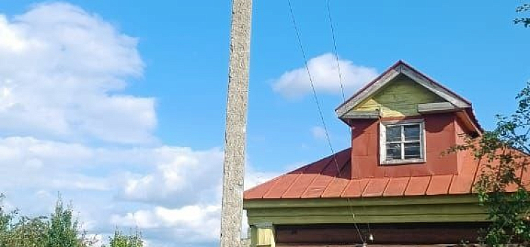 В деревне Ярославской области после вмешательства прокуратуры привели в порядок опоры линии электропередач_252292