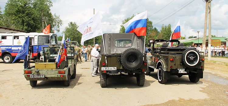 Снова в строю. В Ярославской области прошёл масштабный автопробег машин прошлого века_298174