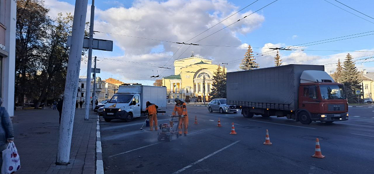 В центре Ярославля ведутся работы по внедрению платных парковочных пространств_304204