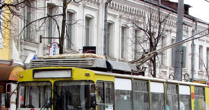 В Рыбинске во время движения у троллейбуса треснуло стекло