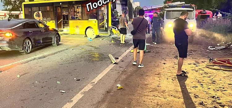 Пассажиру зажало ноги: ярославцы сообщают о ДТП с автобусом на Ленинградском проспекте_279243