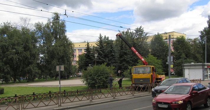 Градозащитники бьют тревогу из-за демонтажа чугунной ограды в центре Ярославля