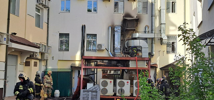 В центре Ярославля из-за пожара эвакуировали офисы и известный ресторан_273316