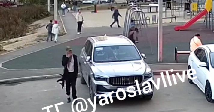 Рядом с детской площадкой в Ярославле разгуливал мужчина с автоматом