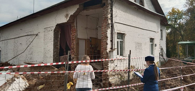 В Ярославской области в поселковом центре досуга рухнула стена