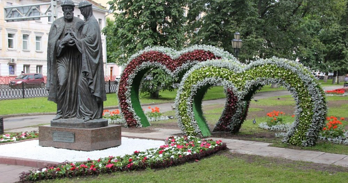 Арки-сердца в Ярославле начали декорировать цветами