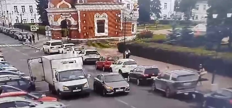 Нанял грузчиков, чтобы обокрасть «Газель» у рынка: в Ярославле осудят мужчину, обвиняемого в краже продуктов
