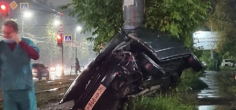 «Намотало на столб»: в центре Ярославля произошло ДТП