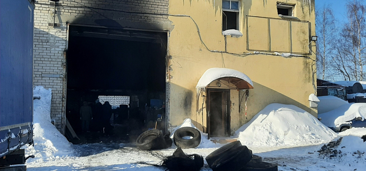 При пожаре в промышленном ангаре под Ярославлем пострадал один человек_264401