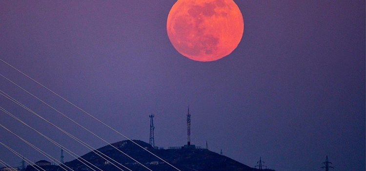 Кровавый диск: россияне смогут увидеть самое долгое лунное затмение за 580 лет