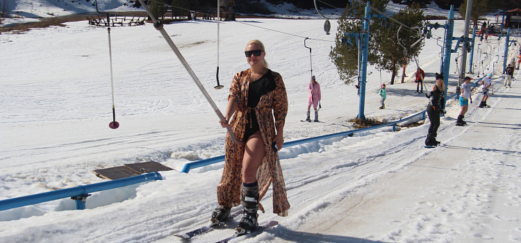 Под Ярославлем устроили массовый заезд на лыжах и сноуборде в купальниках и пижамах_268955