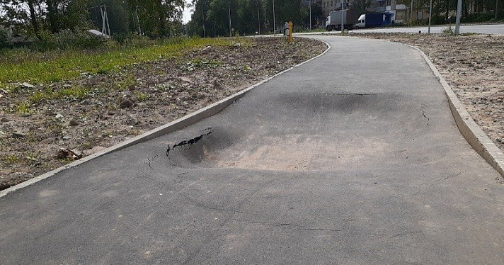 На отремонтированном тротуаре в Рыбинске провалился асфальт, подрядчик начал искать причины_160025