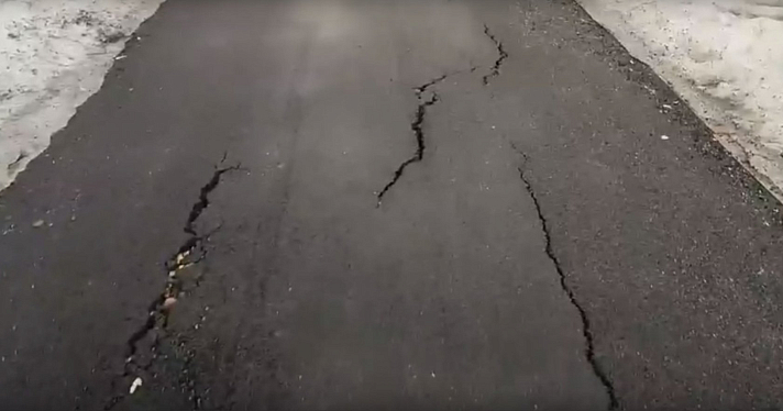 В Ярославле развалился тротуар, построенный осенью 2021 года_210028